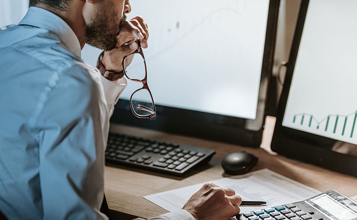 Program Manager Job Description: Essential Skills Guide Independent Recruiter LLC | Staffing Agency detail-man-glasses-screens