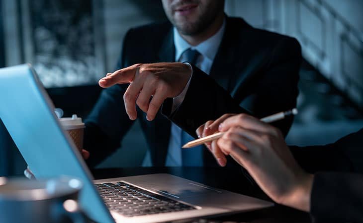 detail-hands-pointing-laptop