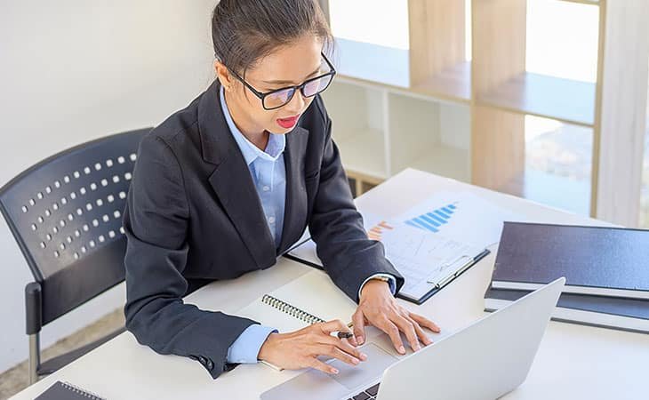 woman-glasses-using-laptop
