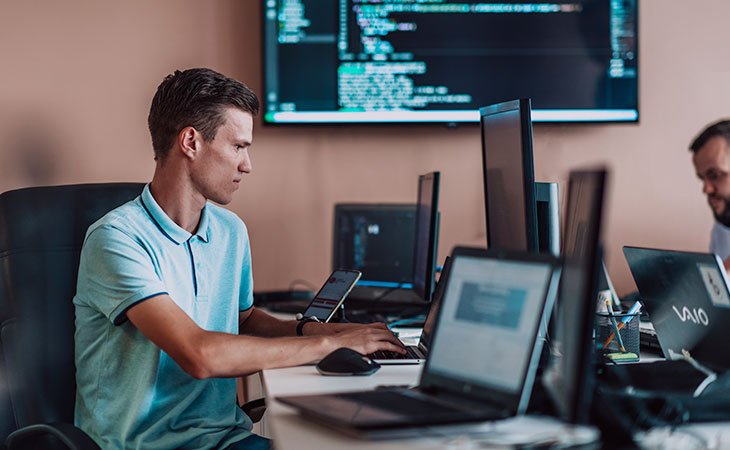 Java Developer Job Description: Skills &Amp; Responsibilities Independent Recruiter LLC | Staffing Agency young-man-computer-office