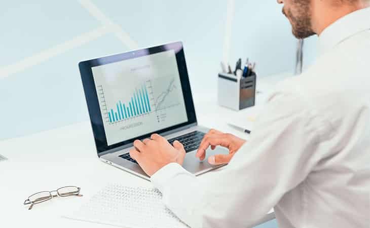 closeup-man-using-laptop