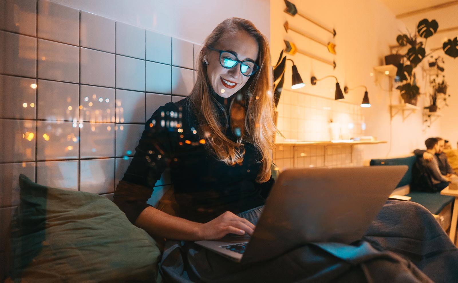 woman-looking-screen-cafe