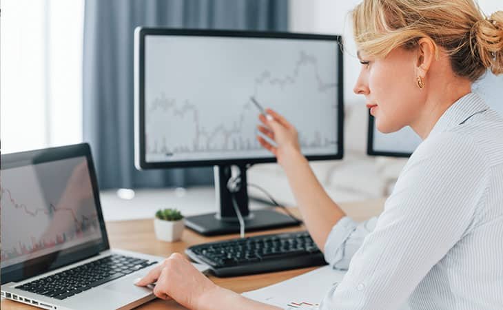 woman-pointing-data-analytics-computers