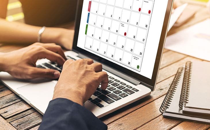 detail-hands-laptop-calendar