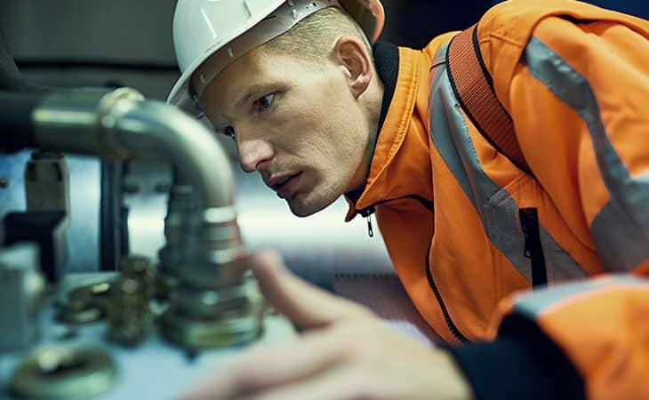 detail-man-working-see-pipes
