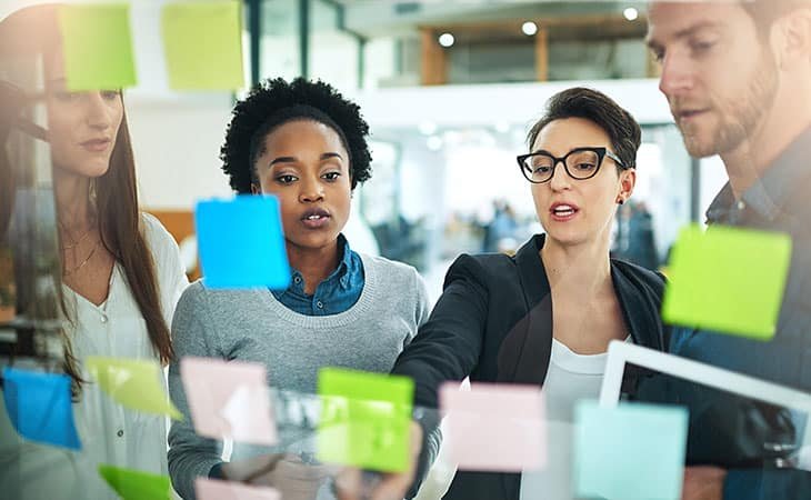 people-meeting-scrum-post-its
