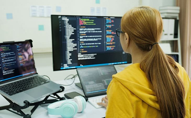 woman-programming-screens-computer