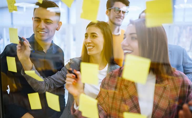 happy-workers-post-its-glass