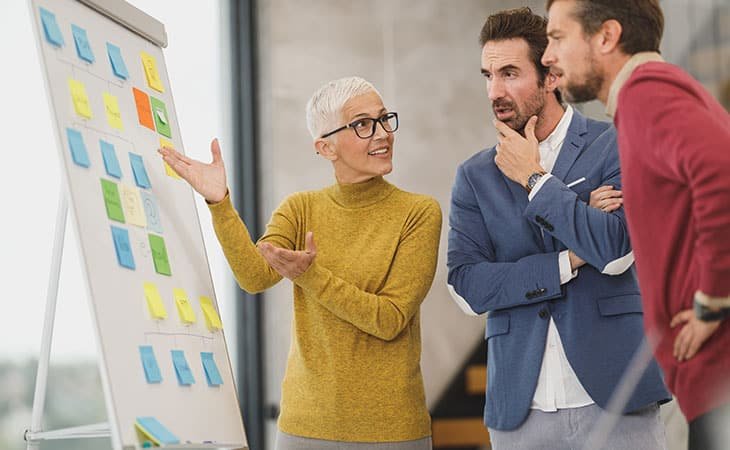 woman-pointing-board-post-its